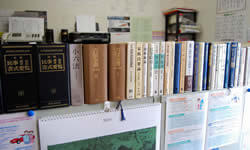 法律関連の書籍が並ぶ