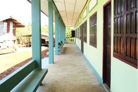 ドンニャイ校　新設の高等学校の廊下