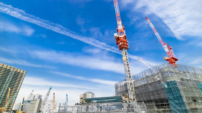 青空が広がる建設現場