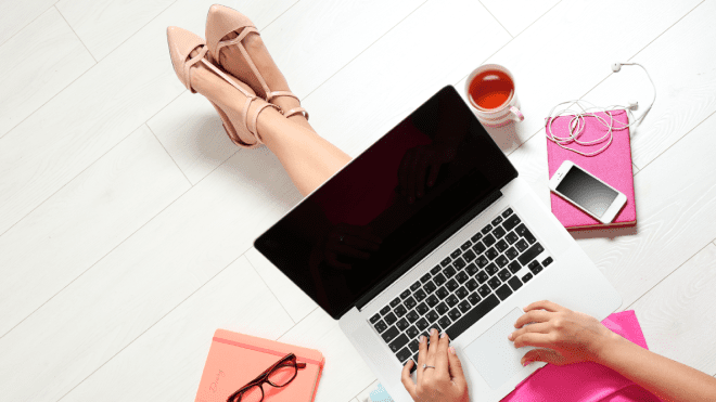 「手に職」で生きていく!社労士資格を活かした女性の働き方&年収データ