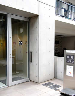 國松さんのオフィスは画廊の奥にある