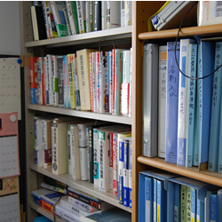 福澤さんの書棚には多くのファイルと書籍が