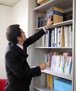 書棚には多くの資料が