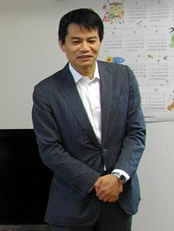 「ハーモニー竹の塚」お披露目イベントで挨拶する米山さん