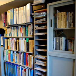 書棚には法律関連の書籍が多く並ぶ