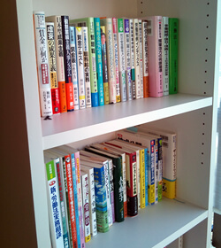 読書家である濱田さんのオフィスにはさまざまな書籍が