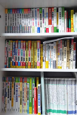 立川市にある鈴木さんのオフィスの書棚