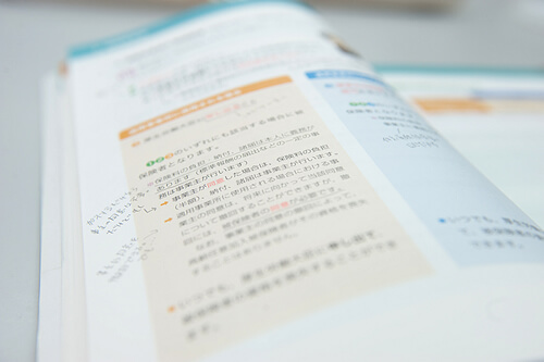 「スキマ時間」を徹底して使うこと。<br />
お風呂でも喫煙ルームでも勉強しています。